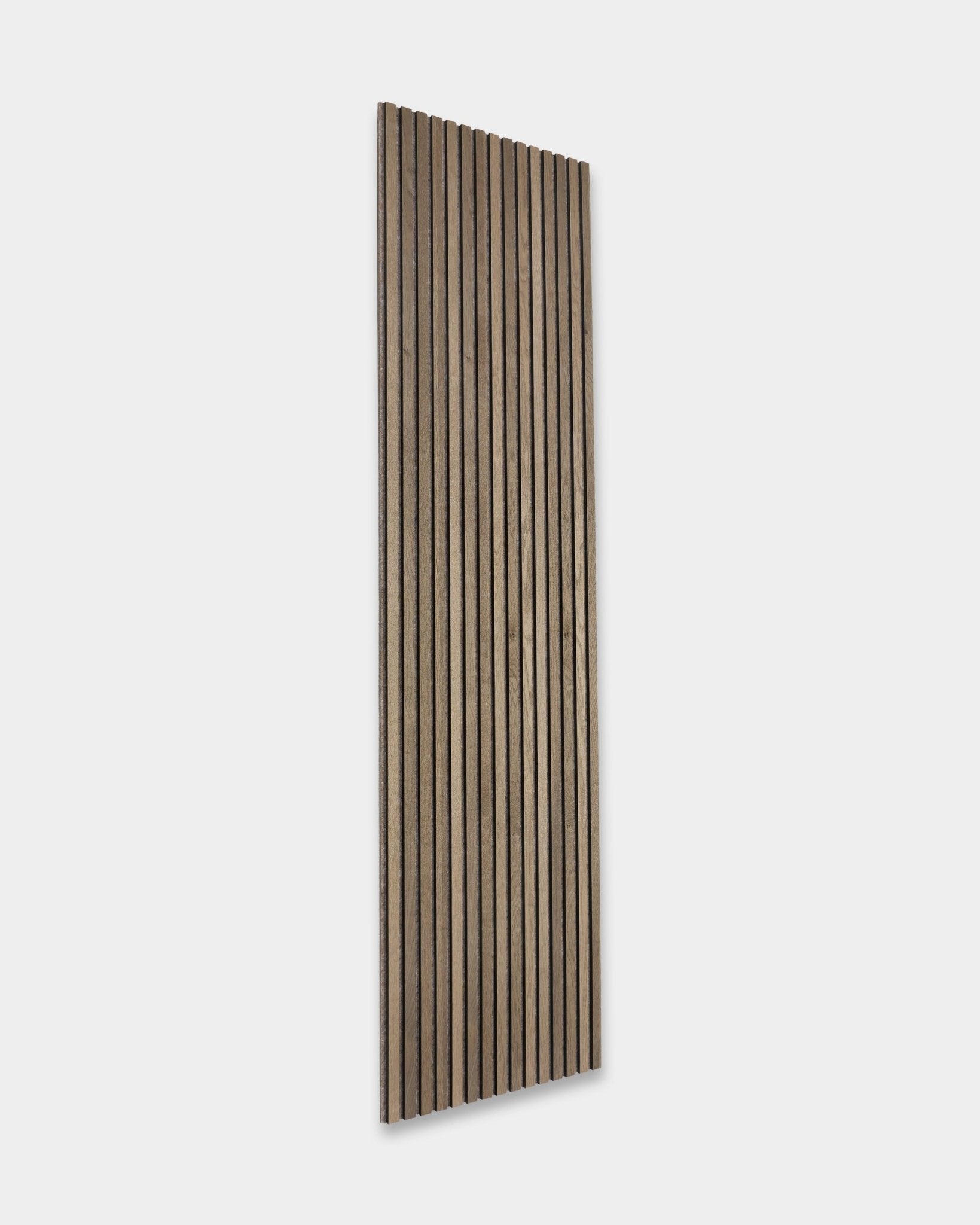 WoodUpp Tonal Akupanel i Grey Oak (240x60 cm) är en nordisk Akustikpanel med växlande mörka och ljusa natural wood ribbor på en ljusgrå baksida.